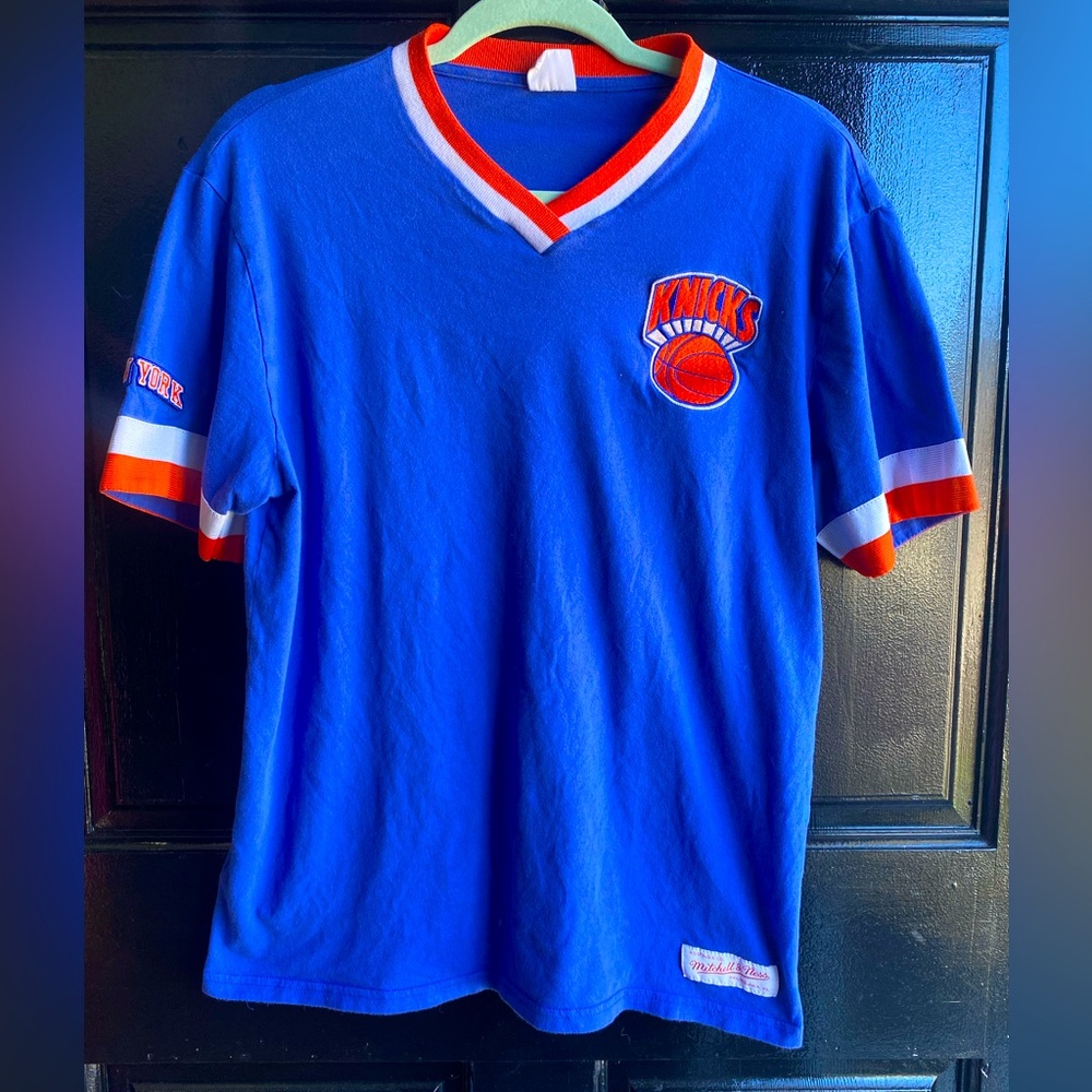 Mitchell & Ness Knicks Vintage NBA V-Neck Tee